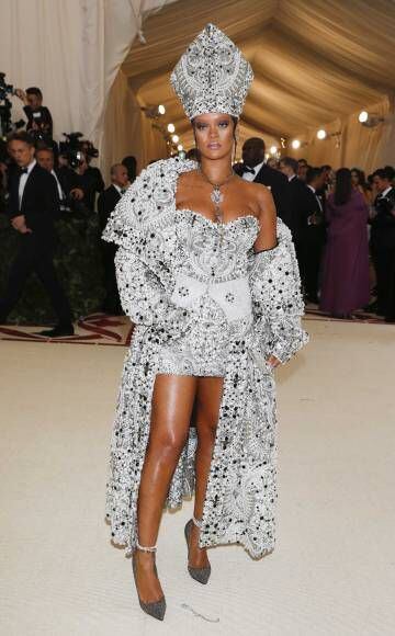 La cantante Rihanna se robó las miradas con un look de inspiración papal de Maison Margiela.