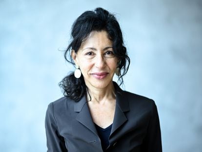 La escritora francesa Yasmina Reza, en la recogida de un premio en la Academia de las Artes de Berlín en diciembre de 2022.