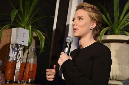 Scarlett Johansson, con la m&aacute;quina para hacer burbujas Sodastream.
