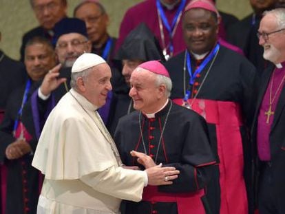 El Papa y el arzobispo Paglia durante la audiencia de este mi&eacute;rcoles.