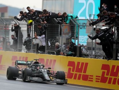 El box de Hamilton celebra con él la victoria en el Gran Premio de Turquía que le vale su séptimo titulo mundial.