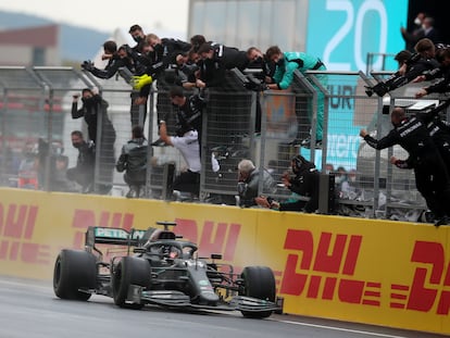 El box de Hamilton celebra con él la victoria en el Gran Premio de Turquía que le vale su séptimo titulo mundial.