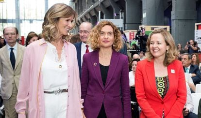 Presentación del informe de Cotec este jueves. De izquierda a derecha: Cristina Garmendia, presidenta de Cotec; Meritxell Batet, presidenta del Congreso de los Diputados; y Nadia Calviño, ministra de Economía. 