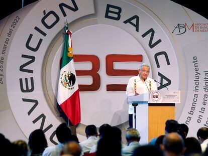 El presidente de México, López Obrador, durante su intervención en la 85 Convención Bancaria en Acapulco (Guerrero), este jueves.