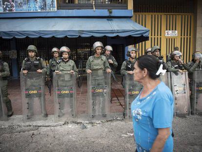 Agentes de las Guardia Nacional Bolivariana protegen un comercio en Táchira.