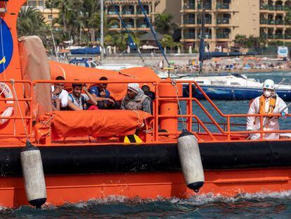 Los servicios de emergencia han trasladan al muelle de Arguineguín (Gran Canaria) a 37 inmigrantes el pasado lunes.
