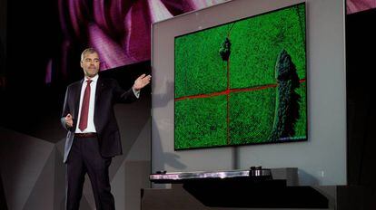 David VanderWaal, vicepresidente de marketing de LG, presenta la nueva Oled TV W. 