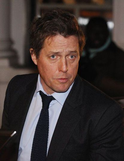 Hugh Grant a la salida de la Corte de Justicia británica.