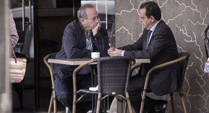 El juez Jos&eacute; Castro, a la izquierda, charla con el fiscal Pedro Horrach en noviembre de 2012.
