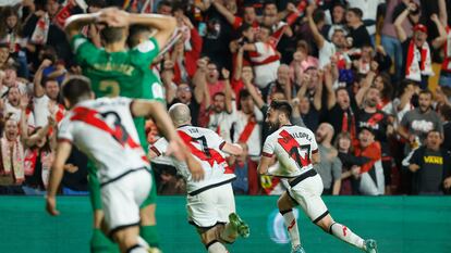 Los jugadores del Rayo Vallecano celebran el gol de Unai López ante el Elche este lunes.