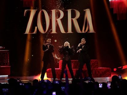 El dúo Nebulossa, cuando presentó 'Zorra' en la primera semifinal del Benidorm Fest, en una imagen de la retransmisión de RTVE.