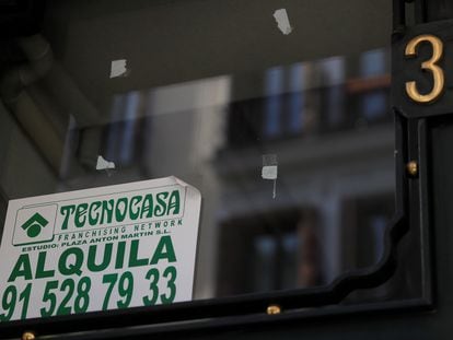 Un cartel de alquiler en Madrid.