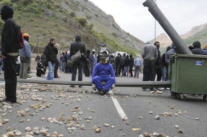 Los mineros cortan esta mañana la carretera N-630 en la localidad de Ciñera (León).
