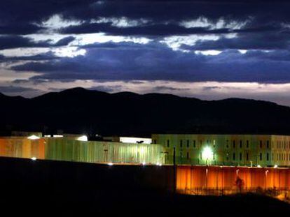 Vista nocturna de la cárcel de Figueres, Girona.