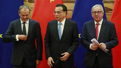 El primer ministro chino, Li Keqiang, entre el presidente del Consejo Europeo, Donald Tusk (izquierda), y el de la Comisión Europea, Jean-Claude Juncker, en 2018.