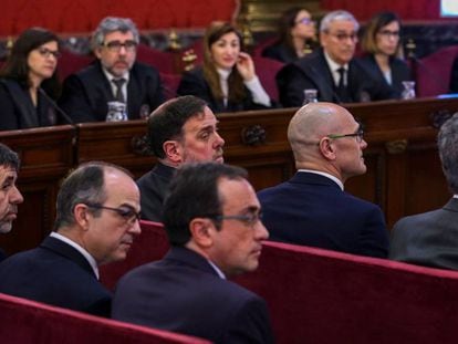Jordi Sánchez, Jordi Turull, Josep Rull, Oriol Junqueras, Raül Romeva y Joaquim Forn durante la primera jornada del juicio del 