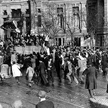 Enviado como corresponsal parlamentario del diario catalán 'La veu', llegó el 14 de abril de 1931, día de la proclamación de la Segunda República. Retrató el entusiasmo popular inicial pero se distanción del desorden social posterior. En la imagen, varios ciudadanos entusiasmados, ante el Palacio de Comunicaciones, en Madrid, el mismo día de la inauguración del nuevo régimen.