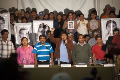 Los familiares de los desaparecidos en la rueda de prensa.