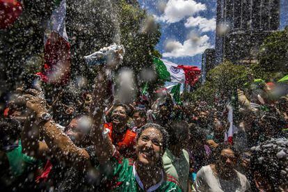Aficionados celebran en las calles de la Ciudad de México.