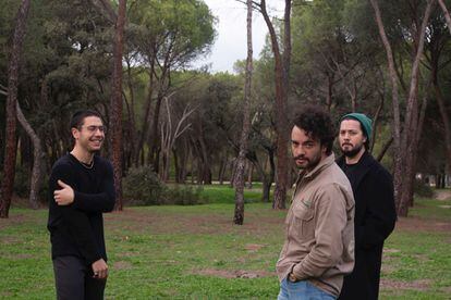 De izquierda a derecha, Xoán Domínguez, Santiago Hernández y Sebastián Hernández, componentes de Zuaraz.