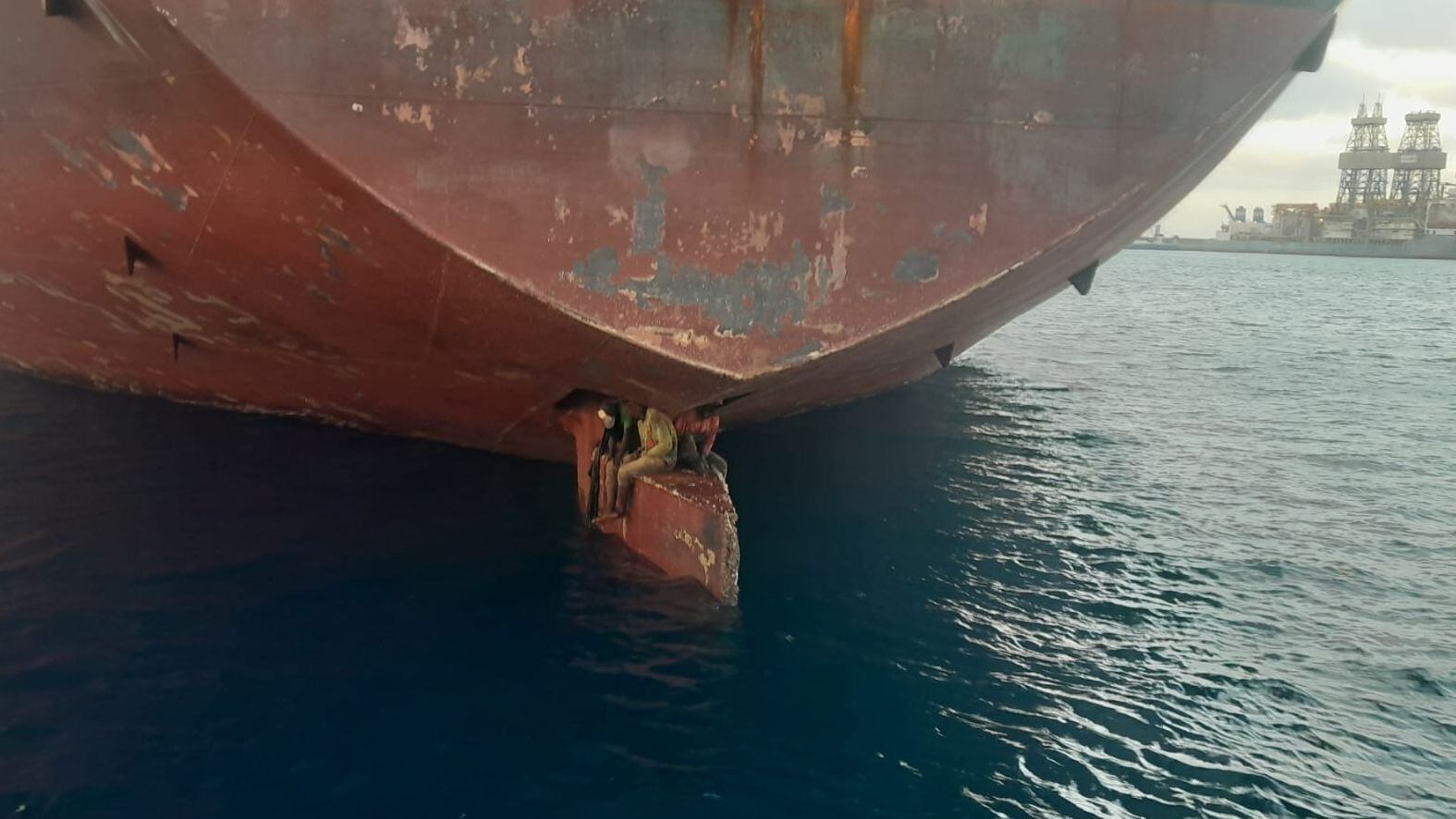 Imagen facilitada por Salvamento Marítimo de los tres varones localizados sobre el timón del petrolero 'Alithini II'. Henry A. es el que tiene una gorra gris. 