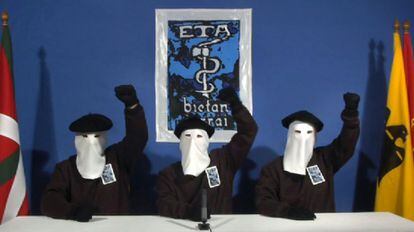 Tres encapuchados de ETA leen el 20 de octubre e 2011 un comunicado en el que anuncian el alto el fuego permanente de la banda terrorista. 