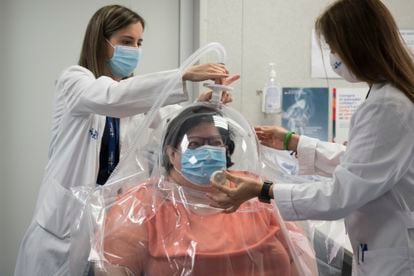 En la imagen, las doctoras miden el metabolismo de sandra durante una consulta.