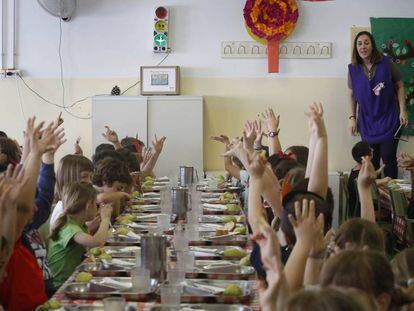 Alumnes de primària de l'Escola Colònia Güell aplaudeixen en la llengua de signes.