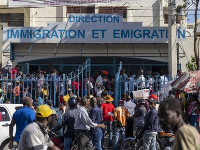 Haitianos esperan afuera de la oficina de migración en Puerto Príncipe el 11 de enero de 2023