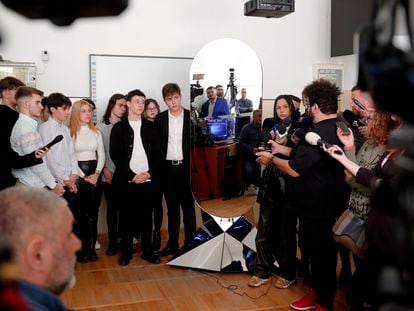 El robot de inteligencia artificial ION interactúa con los estudiantes, asistido por Vali Malinoiu uno de los directores de proyecto, en la sede del Colegio Nacional Aurel Vlaicu, en Bucarest, el 13 de marzo de 2023.