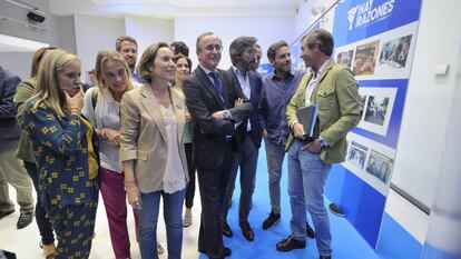 Alfonso Alonso (centro), entre los vicesecretarios nacionales, Cuca Gamarra (a su izquierda) y Antonio González Terol, este viernes en la convención del PP vasco. En vídeo, la respuesta de Borja Sémper a Cayetana Álvarez de Toledo.