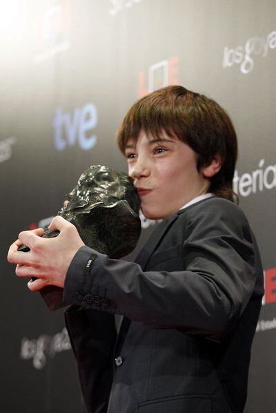 El niño Francesc Colomer, con el Goya al mejor actor revelación por la película <i>Pa Negre</i>.