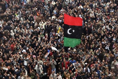 Miles de libios piden ayer la dimisión de Gadafi tras la plegaria de mediodía en Bengasi.