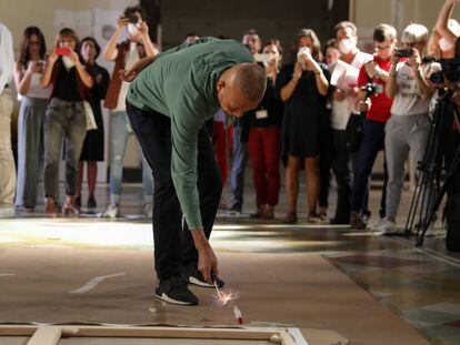 Cai Guo-Qiang, en el Salón de Reinos, enciende la mecha de su obra 'El alquimista', una de las que se expondrá en 'El espíritu de la pintura'.