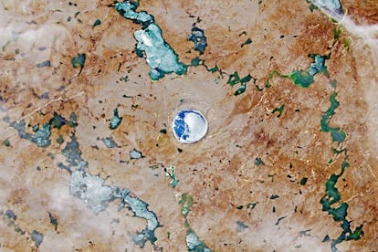 El Pingualuit, cuya antigüedad se estima en un millón y medio de años, es también un bellísimo lago de aguas azul cobalto, de solo tres kilómetros y medio de diámetro, pero una buena profundidad de 270 metros. Situado en un entorno de tundra remoto en el extremo nordeste de Quebec —la península del Labrador—, su existencia solo era conocida por los pueblos inuits hasta mediados del siglo XX. Hoy está englobado dentro del parque nacional Pingualuit donde, preferiblemente en verano, puede observarse una abundante fauna ártica: renos, zorros, lobos, búhos y hasta osos polares.