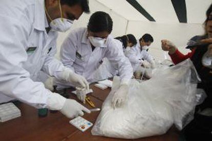 Químicos de la unidad antinarcóticos de la policía de Lima inspeccionan un alijo de cocaína antes de ser destruido, el pasado 22 de septiembre.