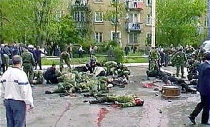 Una imagen de televisión muestra a varios soldados que yacen en el suelo minutos después de estallar un artefacto en Kaspíisk (Daguestán).