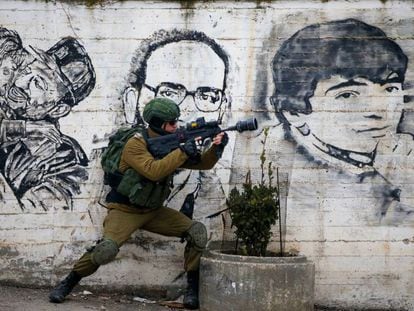 Un soldado israelí afronta una protesta palestina, el miércoles en Cisjordania. 
