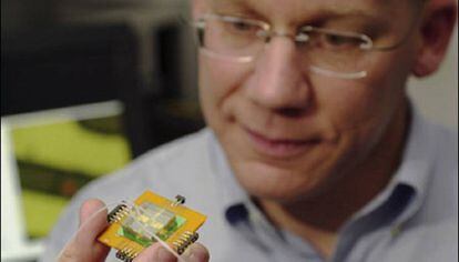 Charles Lieber, en una imagen de la Universidad de Harvard en la que sostiene un chip con microsensores.