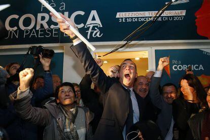 El autonomista Gilles Simeoni ondea una bandera en las celebraciones de la victoria, anoche en Bastia.