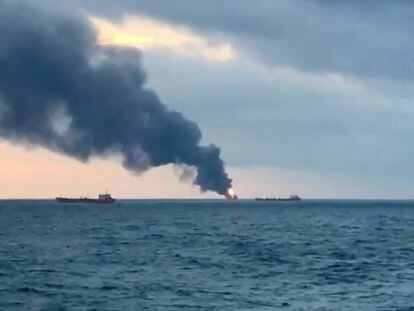 Humo generado tras el incendio en dos embarcaciones en el estrecho de Kerch este lunes.