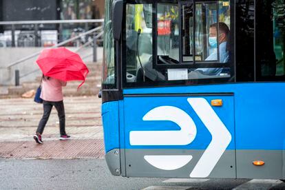 Un conductor de la Empresa Municipal de Autobuses de Madrid, este jueves. 