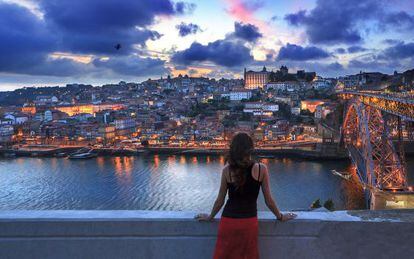 Vista de la Ribeira y la ciudad vieja de Oporto, en Portugal, desde la calcada da serra, en la orilla opuesta del río Douro.