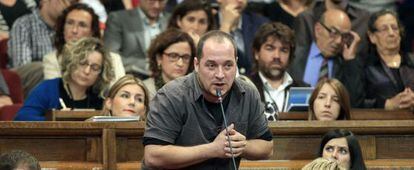 David Fernández, diputado de la CUP, durante su intervención en la sesión de control al Govern en el Parlamento catalán.