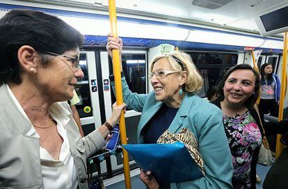 En la imagen, Manuela Carmena, utiliza el Metro de Madrid para moverse por la ciudad, durante su primer día como alcaldesa. Carmena, va a continuar con el servicio de comidas a domicilio que ya inició el Gobierno de Ana Botella el año pasado para atender en verano a niños en riesgo porque, según ha explicado, no "llegan a tiempo" para desarrollar su propuesta de abrir los comedores escolares.