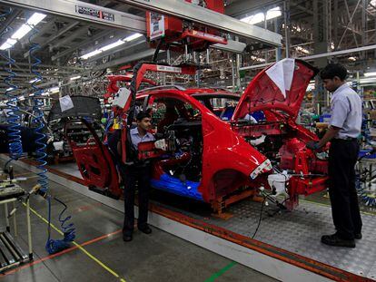 Empleados trabajando en una planta de montaje de General Motors situada en Talegaon, India.