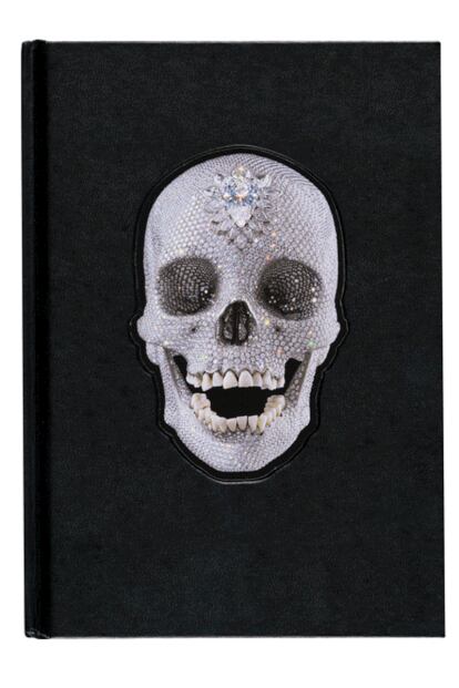 Otro artículo diseñado por Damien Hirst para la Tate Modern es esta libreta con la famosísima calavera de diamantes, obra muy representativa del artista. (19,95 euros)