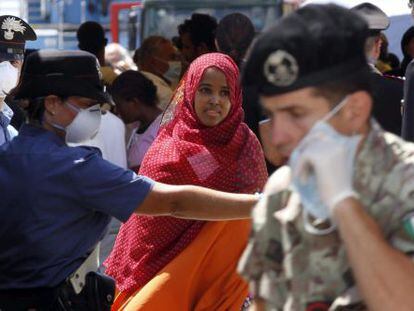 Inmigrantes atendidos este viernes en N&aacute;poles por los servicios de rescate italianos tras su rescate en el Mediterr&aacute;neo.