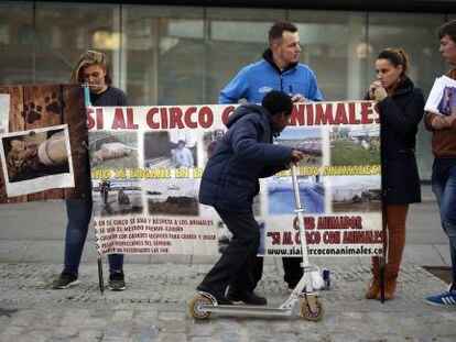Concentracion a favor de los animales en el circo frente a la Junta de distrito de Arganzuela.