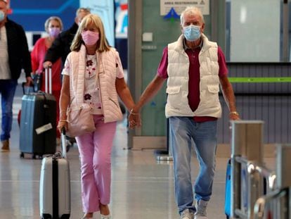 Turistas británicos llegan al aeropuerto de Málaga.